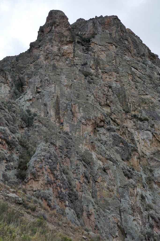 Escalada en la Laguna de Antacocha, "Pollo pa mis Patas" 6b 120m., Cordillera negra del Perú.