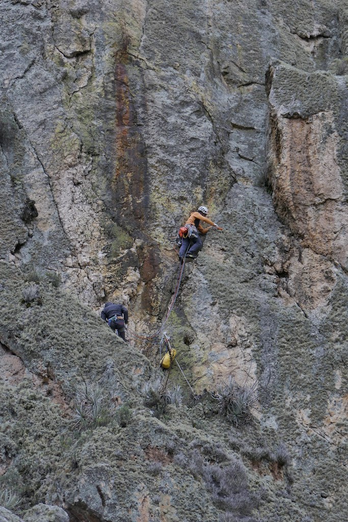 Escalada en la Laguna de Antacocha, "Pollo pa mis Patas" 6b 120m., Cordillera negra del Perú.