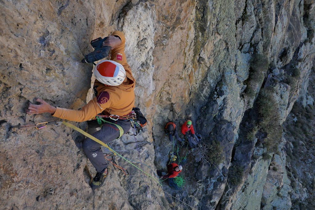 Escalada en la Laguna de Antacocha, "Pollo pa mis Patas" 6b 120m., Cordillera negra del Perú.