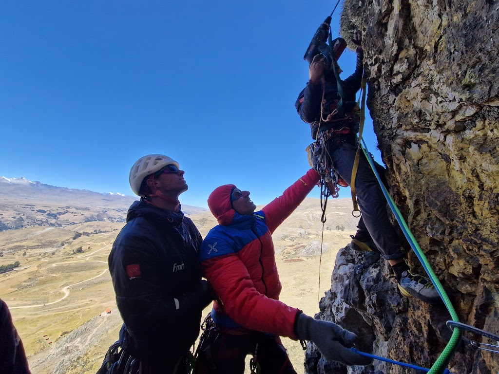 Escalada en la Laguna de Antacocha, "Pollo pa mis Patas" 6b 120m., Cordillera negra del Perú.
