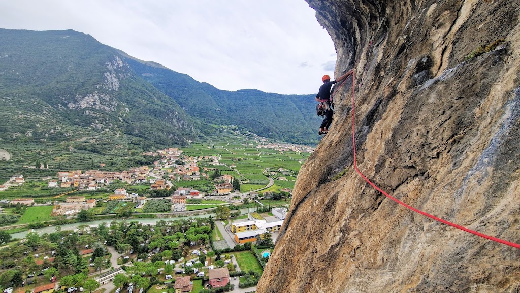 Vía Mescalito al Monte Colodri, Arco. (250m 7a/6b obl.)