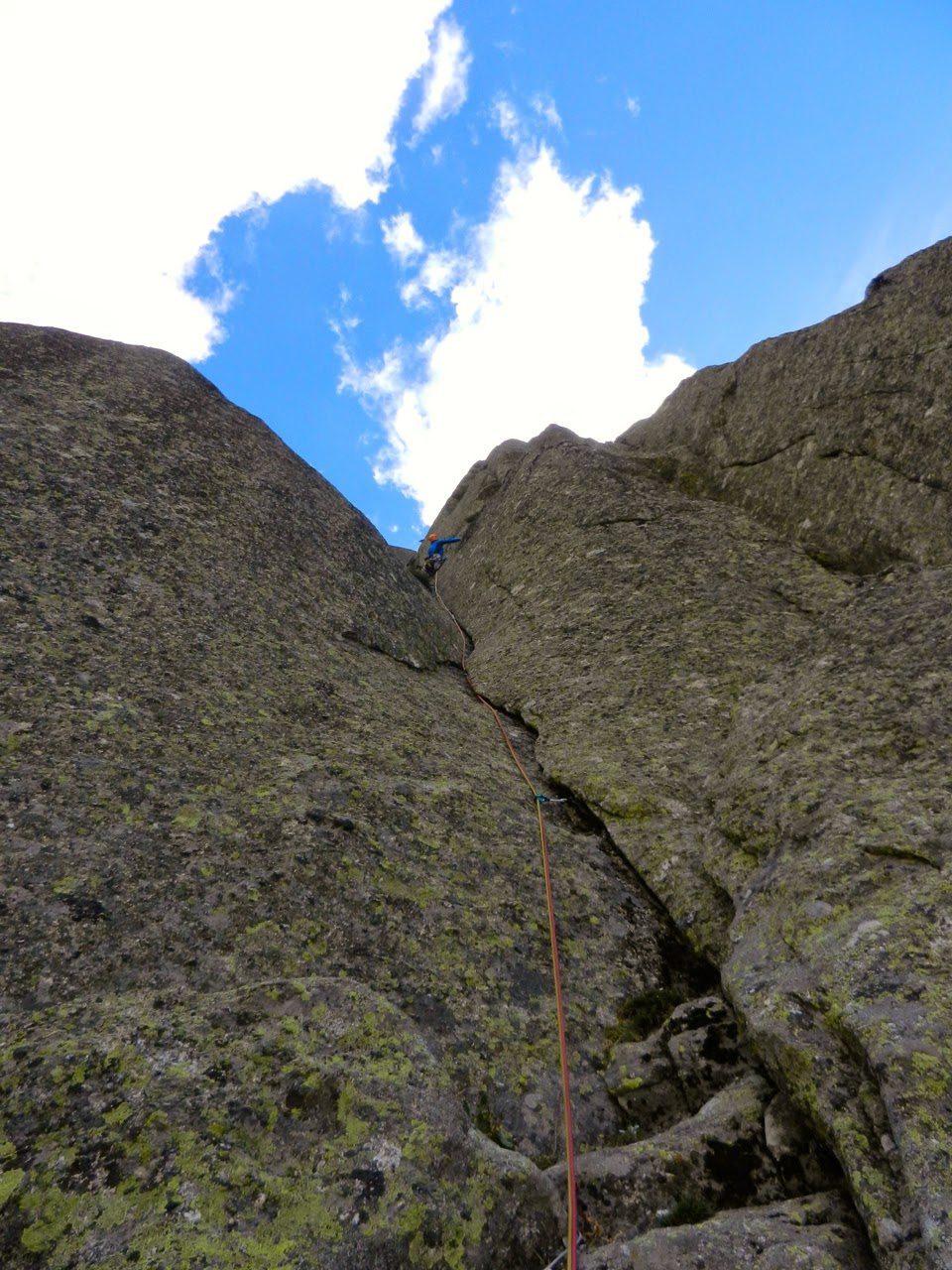 Vía de las Tormentas, 300m (V+). Las Berroqueras. Galayos
