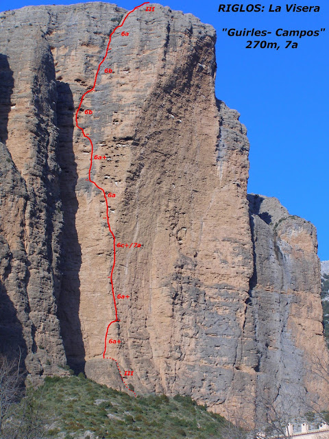 Vía Guirles-Campos a la visera (280m 6a+/A0). Riglos