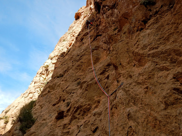 Taghia,  L´allumeur du rêve berbére 320m 6c/6a+ obl.