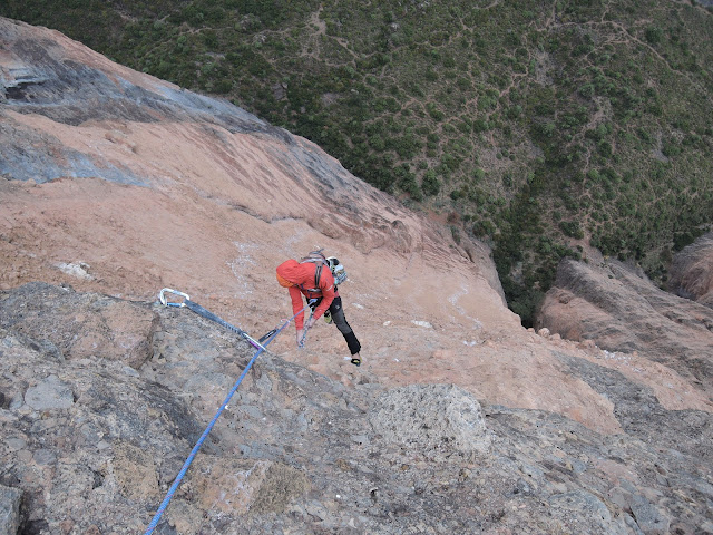 Vía Popeye a la Visera 240m (6c+ obl.) Riglos