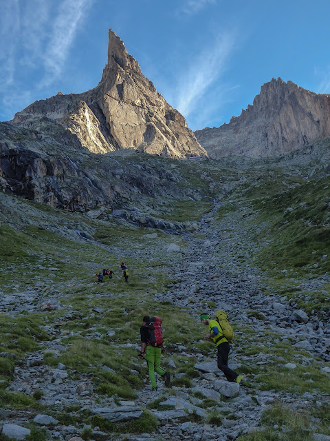 Visita Obligatoria 400m/6a+, Aguja Dibona