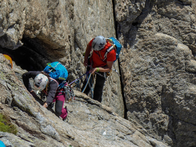Visita Obligatoria 400m/6a+, Aguja Dibona
