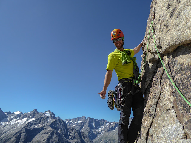 Visita Obligatoria 400m/6a+, Aguja Dibona