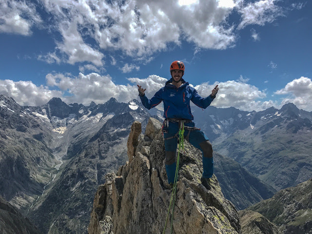 Visita Obligatoria 400m/6a+, Aguja Dibona