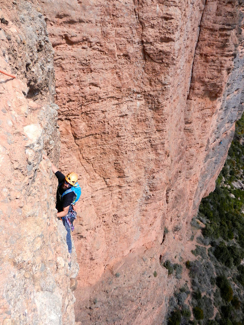 Irene y La Paz, 190m. 6c. Frechin. Riglos