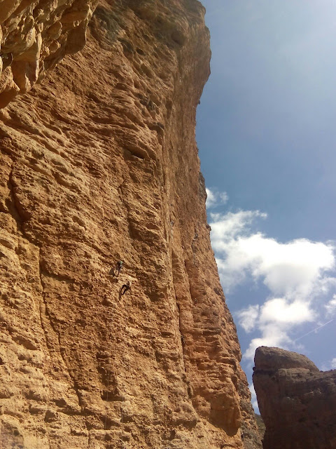 Irene y La Paz, 190m. 6c. Frechin. Riglos