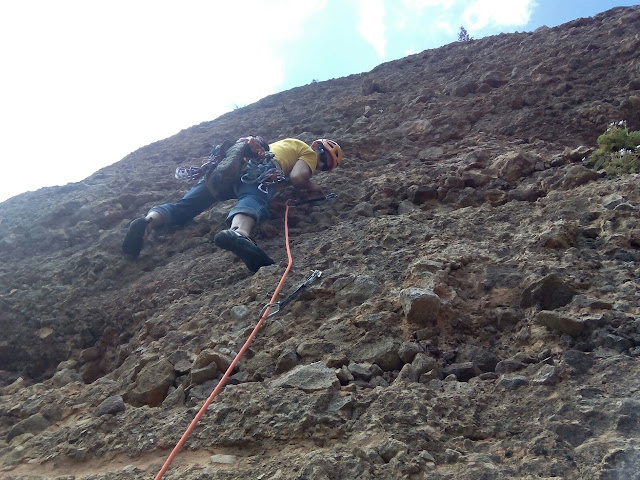 Irene y La Paz, 190m. 6c. Frechin. Riglos