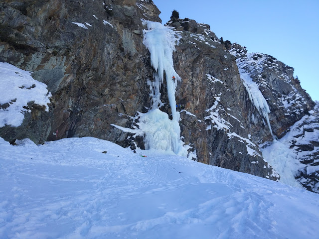 Cascada de hielo Pattinaggio Artistico, valle de Lillaz, Cogne.