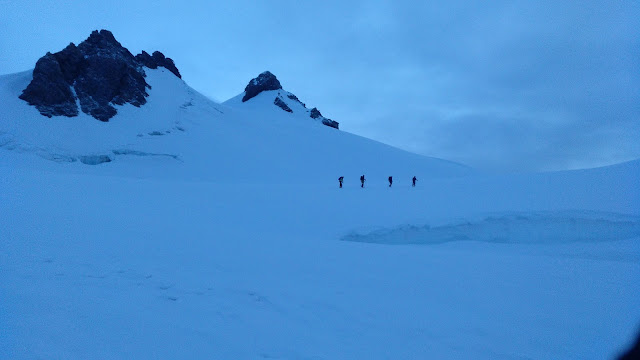 Zumsteinpitze 4.573m., Parrotspitze 4.443 y Pirámide Vincent 4.215m.