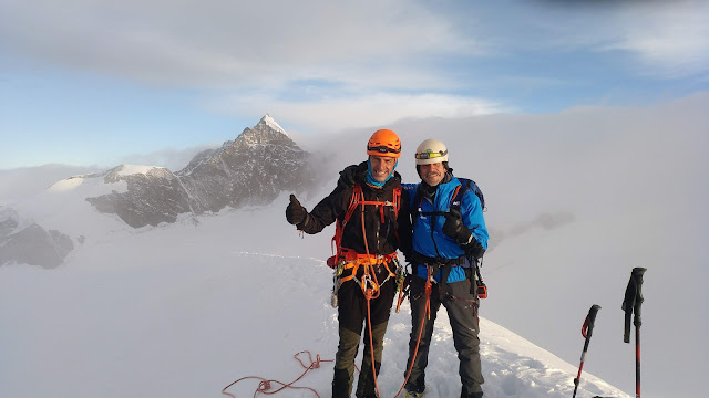 Zumsteinpitze 4.573m., Parrotspitze 4.443 y Pirámide Vincent 4.215m.
