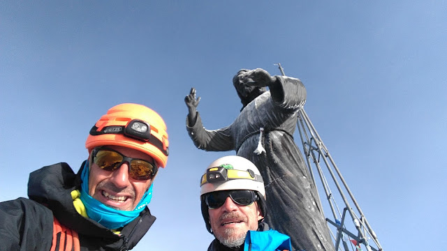 Zumsteinpitze 4.573m., Parrotspitze 4.443 y Pirámide Vincent 4.215m.