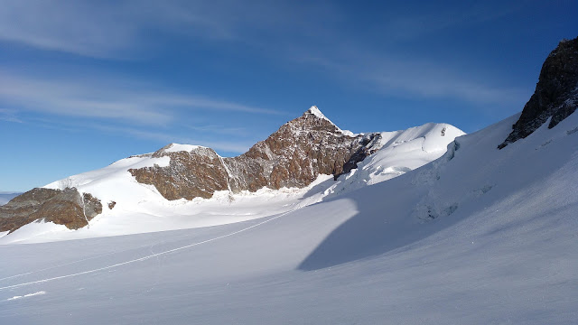 Zumsteinpitze 4.573m., Parrotspitze 4.443 y Pirámide Vincent 4.215m.