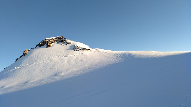 Zumsteinpitze 4.573m., Parrotspitze 4.443 y Pirámide Vincent 4.215m.