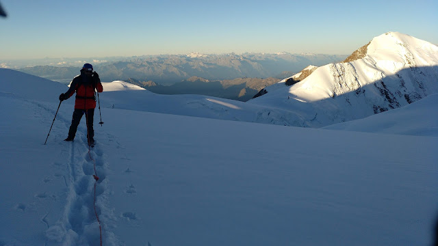 Zumsteinpitze 4.573m., Parrotspitze 4.443 y Pirámide Vincent 4.215m.