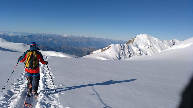 Zumsteinpitze 4.573m., Parrotspitze 4.443 y Pirámide Vincent 4.215m.