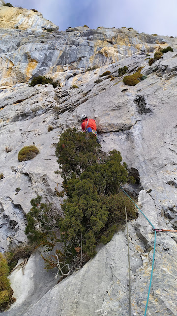 Clásica de Invierno a la Peña Montañesa, 200m 6b (6a obl.)