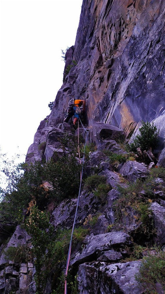 Los PisaVias - Pared Apicultores - Bujaruelo (180m/6b+)