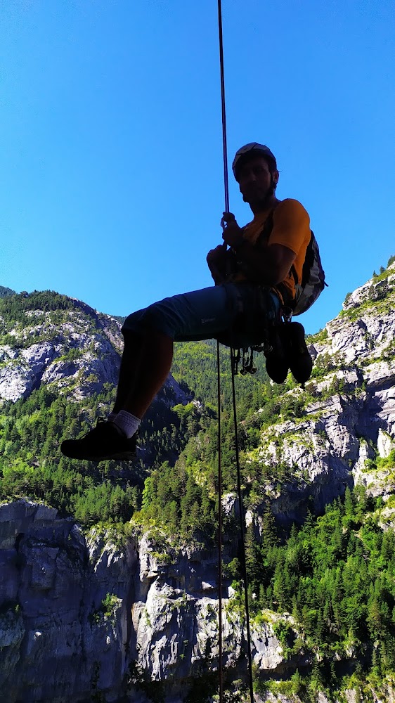 Los PisaVias - Pared Apicultores - Bujaruelo (180m/6b+)