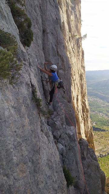 Hermanos de Aguja 500m 7b (6c/A1) Oeste del PuigCampana