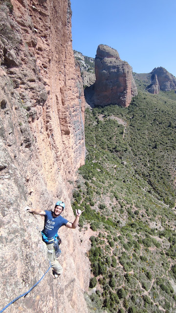 Vía Pandemia al Mallo Cuchillo, Riglos. 230m 6c/6a obl.