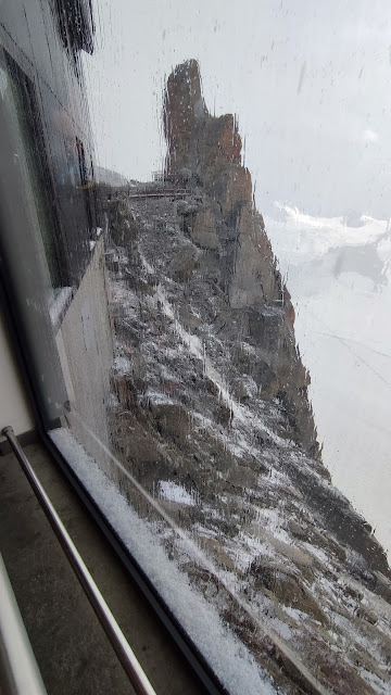 Leau rance de Arabia. 250 m 6b. Pilier Rouge de la Blatiere. Chamonix.