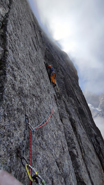 Leau rance de Arabia. 250 m 6b. Pilier Rouge de la Blatiere. Chamonix.