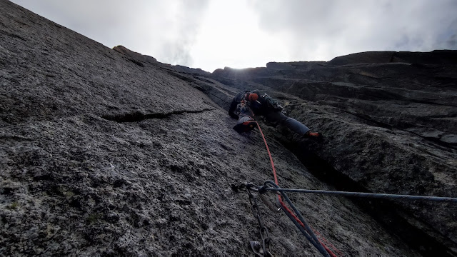 Leau rance de Arabia. 250 m 6b. Pilier Rouge de la Blatiere. Chamonix.