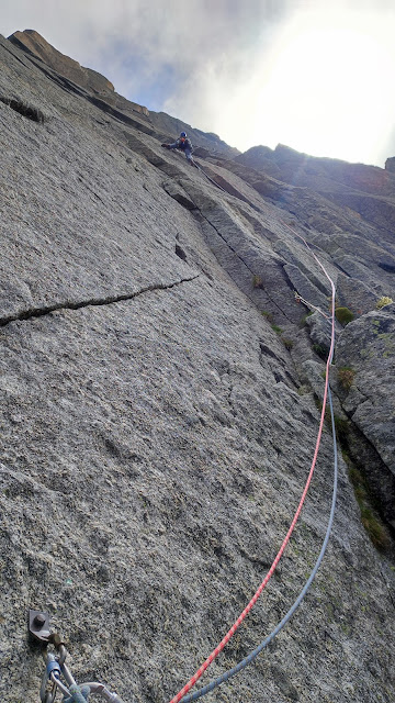 Leau rance de Arabia. 250 m 6b. Pilier Rouge de la Blatiere. Chamonix.