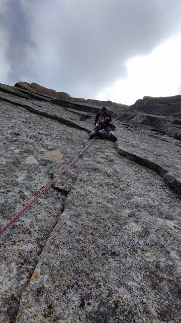 Leau rance de Arabia. 250 m 6b. Pilier Rouge de la Blatiere. Chamonix.