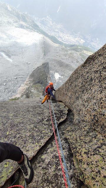Leau rance de Arabia. 250 m 6b. Pilier Rouge de la Blatiere. Chamonix.