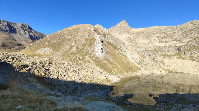Picos de Vallibierna por la cresta de rocas blancas