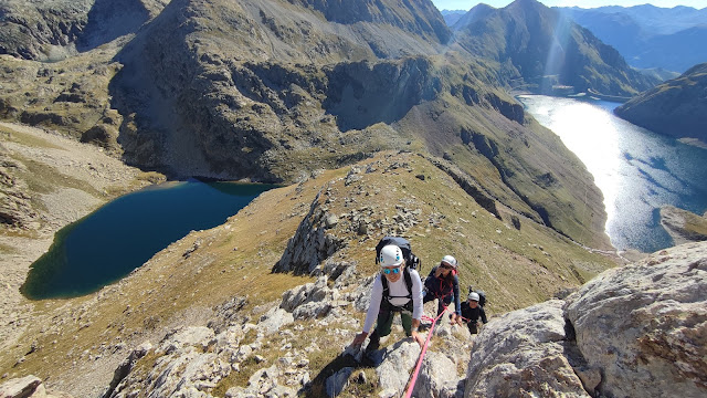 Picos de Vallibierna por la cresta de rocas blancas