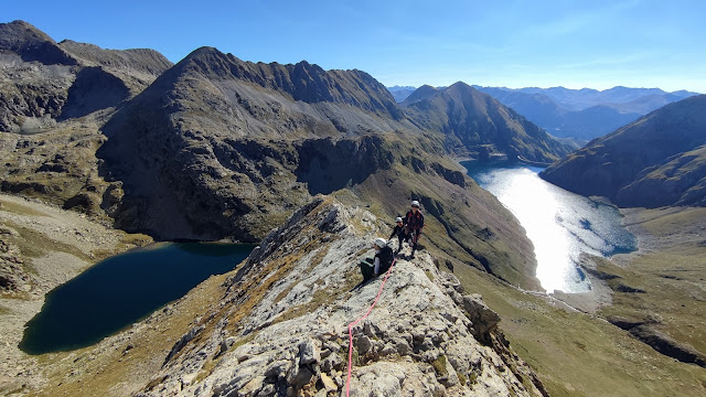 Picos de Vallibierna por la cresta de rocas blancas