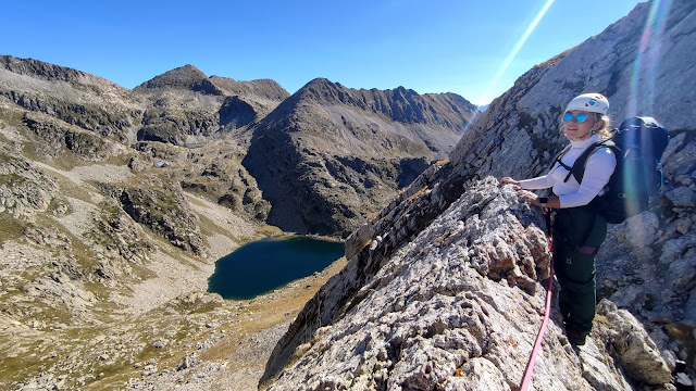 Picos de Vallibierna por la cresta de rocas blancas