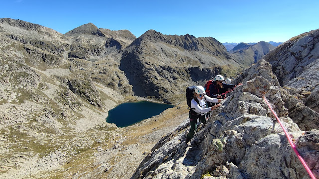Picos de Vallibierna por la cresta de rocas blancas