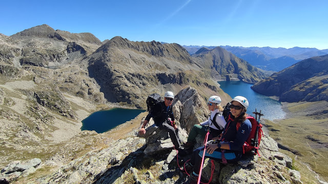 Picos de Vallibierna por la cresta de rocas blancas