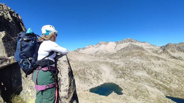 Picos de Vallibierna por la cresta de rocas blancas