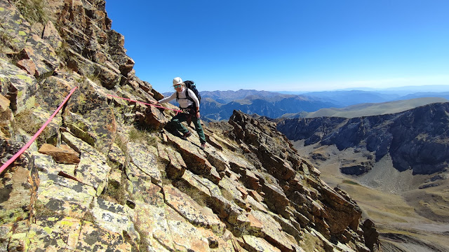 Picos de Vallibierna por la cresta de rocas blancas