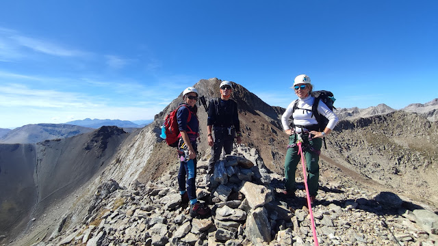 Picos de Vallibierna por la cresta de rocas blancas