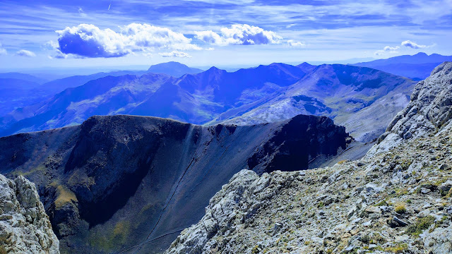 Picos de Vallibierna por la cresta de rocas blancas