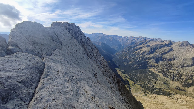 Picos de Vallibierna por la cresta de rocas blancas
