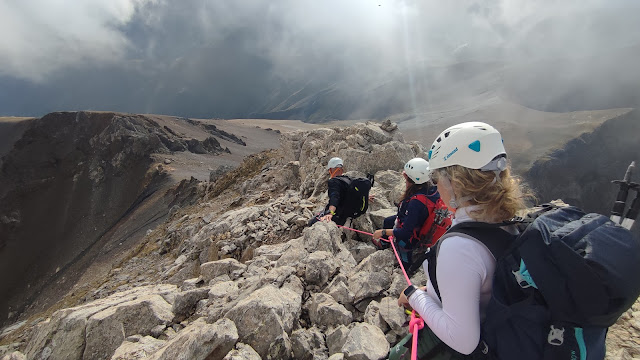 Picos de Vallibierna por la cresta de rocas blancas
