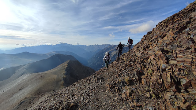 Picos de Vallibierna por la cresta de rocas blancas