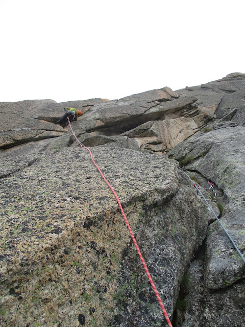 Leau rance de Arabia. 250 m 6b. Pilier Rouge de la Blatiere. Chamonix.