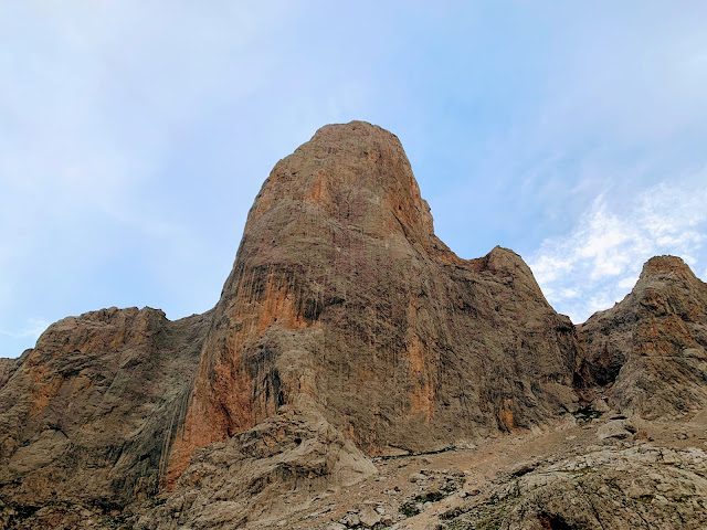 Vía Nani, 300m 6a, cara este del Naranjo de Bulnes.